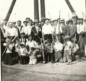 A large group of Robin Hood members in the 1950s
